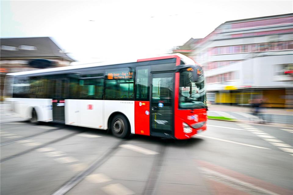 Zu dem Vorfall kam es in einem Linienbus im Norden von Bremen. (Symbolbild)Sina Schuldt/dpa