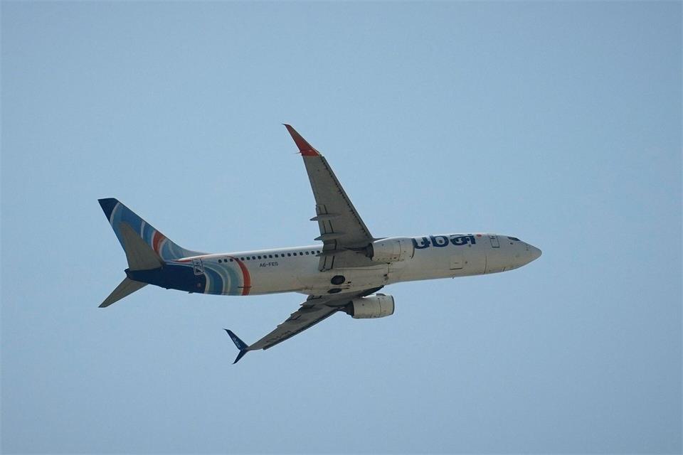 Zu dem Vorfall mit einer Flydubai-Maschine sind noch etliche Fragen offen. (Symbolbild)Uncredited/AP/dpa