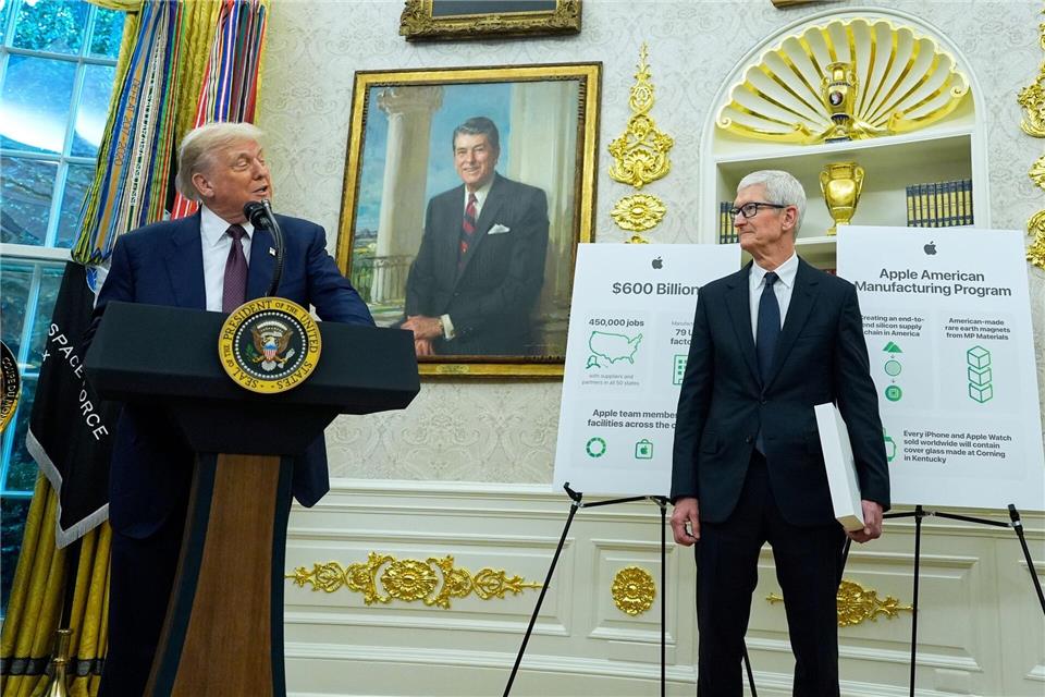 Zu den Aufgaben von Tim Cook als Apple-Chef gehörte es in den vergangenen Monaten, Kontakte zum Weißen Haus von US-Präsident Donald Trump zu pflegen. (Archivbild)Alex Brandon/AP/dpa