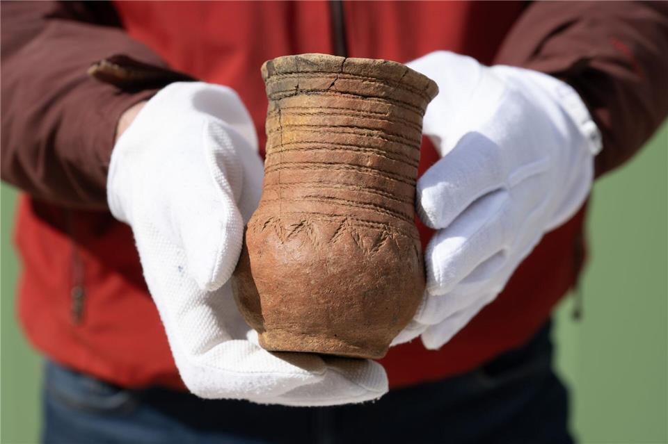 Zu den Grabbeigaben der Hügelgräber in der Laußnitzer Heide gehörten auch Keramikgefäße. Sebastian Kahnert/dpa