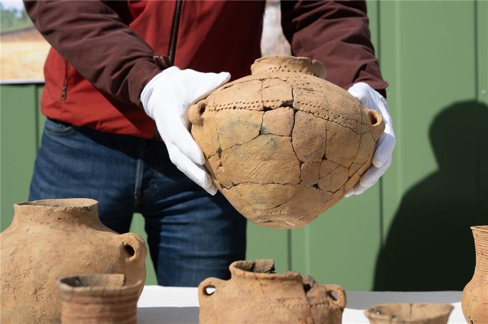 Zu den Grabbeigaben der Hügelgräber in der Laußnitzer Heide gehörten auch Keramikgefäße. Sebastian Kahnert/dpa