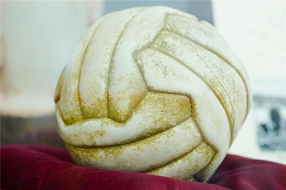 Zu den Highlight-Stücken in Speyer zählt ein Originalball der WM 1954. (Archivbild)Uwe Anspach/dpa