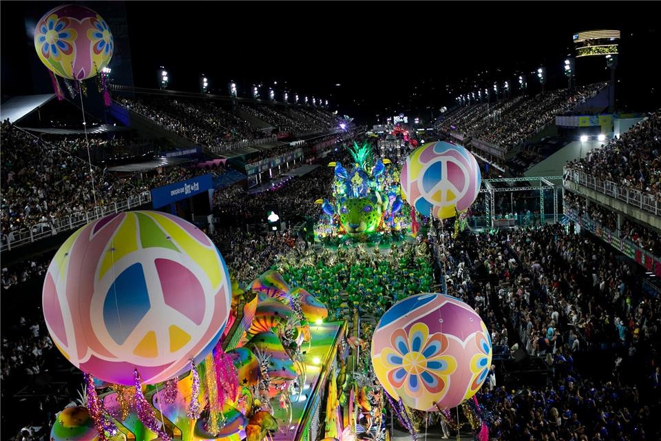 Zu den Höhepunkten gehörten Handlungen, die an brasilianische Persönlichkeiten, kulturelle Traditionen und Geschichten der afrobrasilianischen Bevölkerung erinnerten.Bruna Prado/AP/dpa