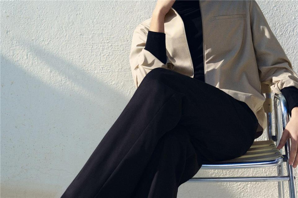 Zu den Hosen-Trends der Saison gehören gerade Schnitte mit etwas weiterem Bein und Bundfaltenhosen wie hier von COS (Brille ca. 130 Euro, Hemd ca. 89 Euro, Top ca. 59 Euro, Hose ca. 99 Euro, Schuhe ca. 150 Euro).COS/dpa-tmn