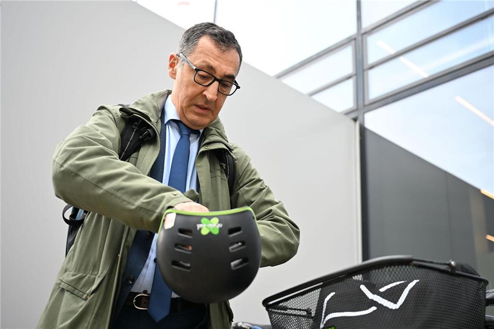 Zu den Koalitionsverhandlungen mit der CDU kam Özdemir auch mal mit dem Rad. (Archivbild)Katharina Kausche/dpa