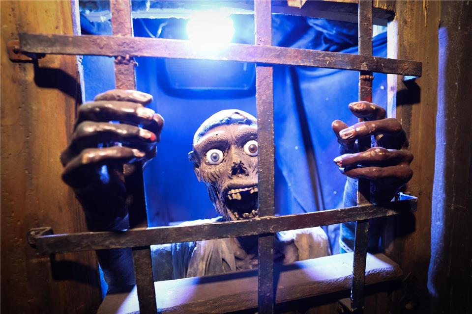 Zu den Kulissen und Requisiten im Hamburg Dungeon gehören 23 Skelette, 27 Folterinstrumente, 610 Deko-Ratten und 7 künstliche Pestleichen. Christian Charisius/dpa/dpa-tmn