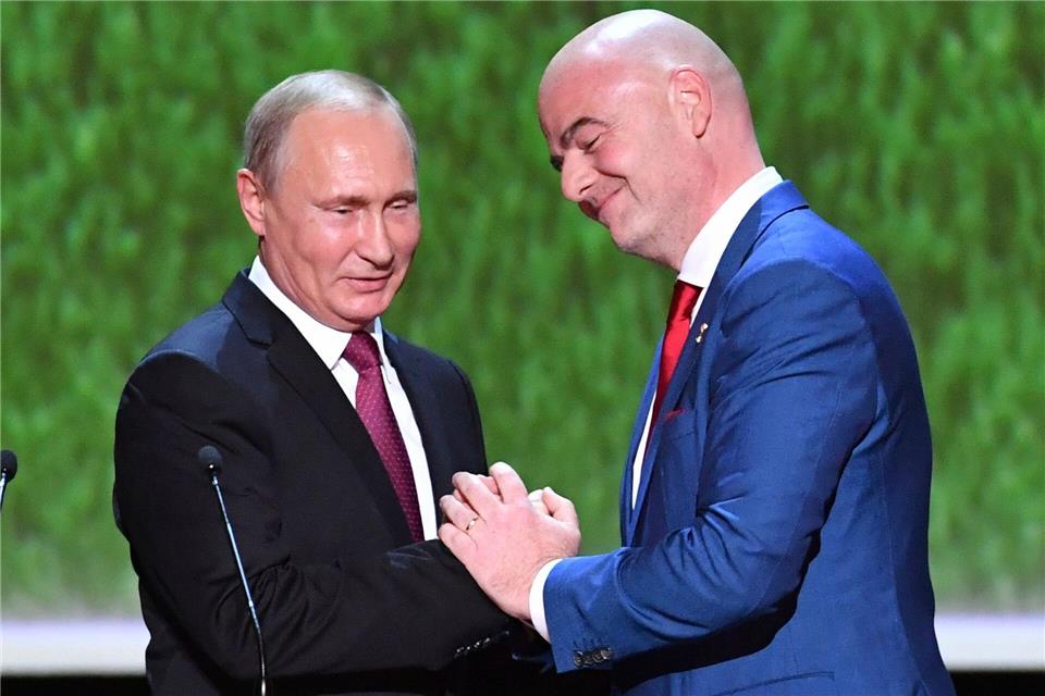 Zu den Mächtigen der Welt sucht Gianni Infantino immer eine große Nähe. (Archivbild) Yuri Kadobnov/POOL AFP/AP/dpa