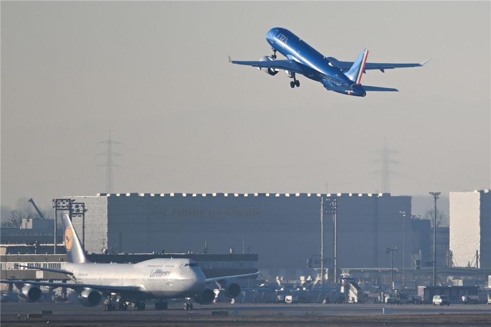 Zu den Osterfeiertagen wird es am Flughafen Frankfurt voll. (Archivbild)Arne Dedert/dpa