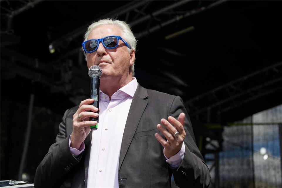 Zu den Rednern am Brandenburger Tor gehörte auch der rechte Publizist Jürgen Elsässer. Jörg Carstensen/dpa