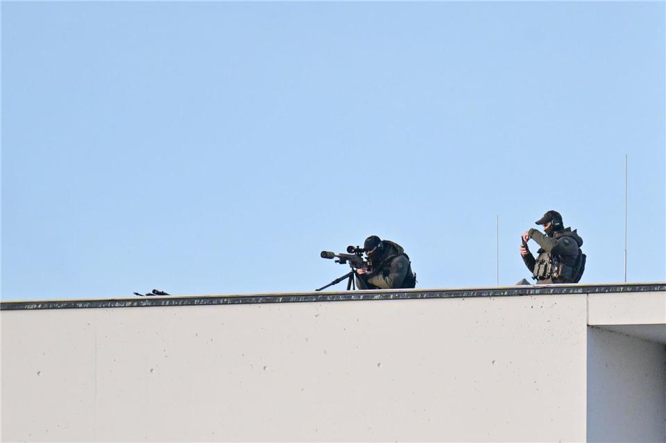 Zu den Sicherheitsvorkehrungen gehören gesperrte Straßen und Bereiche im Regierungsviertel und rund um Hotels, Scharfschützen von Spezialeinheiten der Polizei, Sprengstoffsuchhunde auf den Straßen und Polizeiboote auf der Spree. Sebastian Christoph Gollnow/dpa