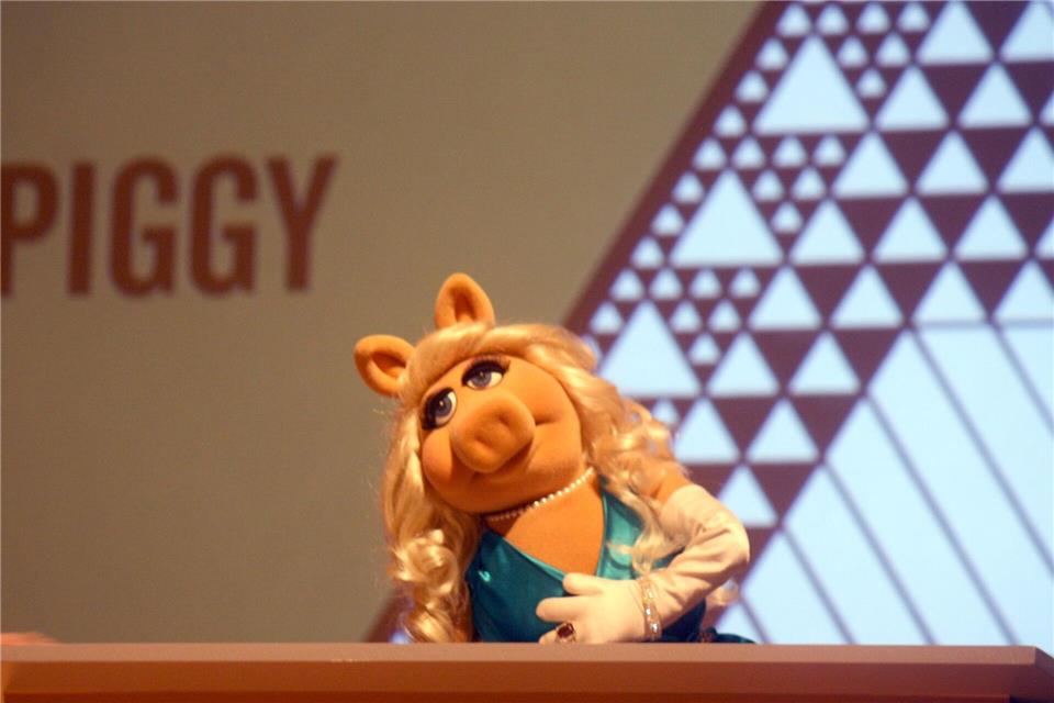 Zu den Streaming-Highlights im Februar gehört auch Miss Piggy, die natürlich beim Disney+-Special zum 50. Geburtstag der „Muppet Show“ dabei ist. (Archivbild)picture alliance / dpa