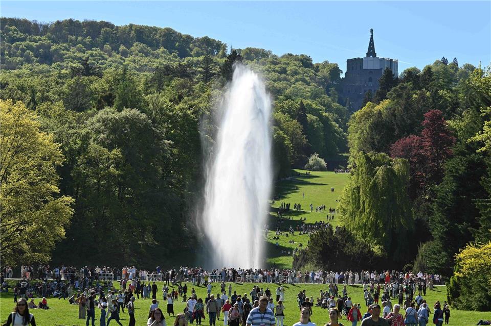Zu den Wasserspielen im Bergpark gehört auch eine riesige Fontäne. Swen Pförtner/dpa