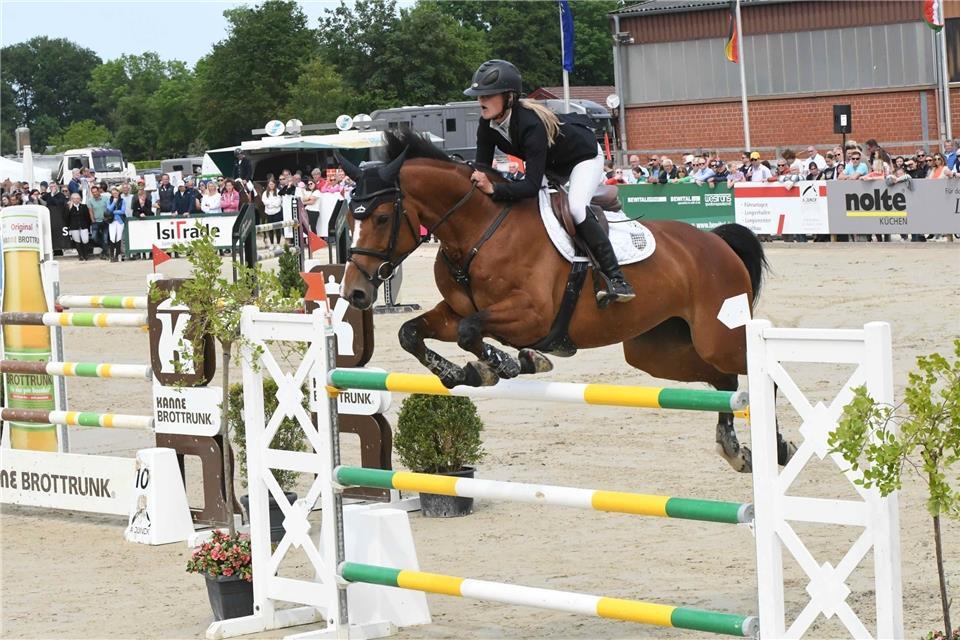 Zu den bekanntesten Teilnehmerinnen beim großen Herbstturnier des Reit- und Fahrvereins Reken zählt Henrike-Sophie Boy, die für den ZRFV Borken die Pferde sattelt.