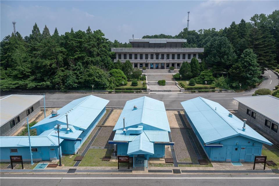 Zu den blauen Baracken in der Joint Security Area (JSA) haben Touristen derzeit keinen Zugang mehr. Hintergrund sind verschärfte Sicherheitsvorkehrungen nach einem Zwischenfall im Jahr 2023, als ein US-Soldat bei einer Führung nach Nordkorea lief.Soeren Stache/dpa/dpa-tmn