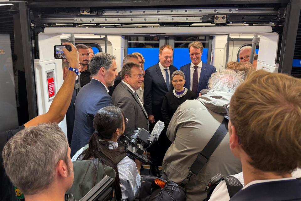 Zu den ersten Fahrgästen in einer Bahn an der neuen U-Bahn-Station „Flughafen Terminal“ gehörten bei einer Sonderfahrt Ministerpräsident Hendrik Wüst (CDU, Bildmitte rechts), Staatssekretärin Claudia Elif Stutz aus dem Bundesverkehrsministerium (M) und Düsseldorfs Oberbürgermeister Stephan Keller (CDU, l).Volker Danisch/dpa