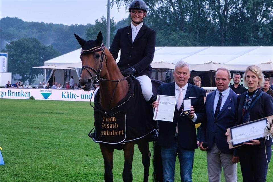Goldenes Reitabzeichen für Schultewolter Zu den ersten Gratulanten von Jannes Schultewolter gehörten Michael George (1. Vorsitzender Pferdesportverband Weser-Ems), Gerd Sosath, Janne Sosath-Hahn (1. Vorsitzende Reiterverband Oldenburg (v.l.).