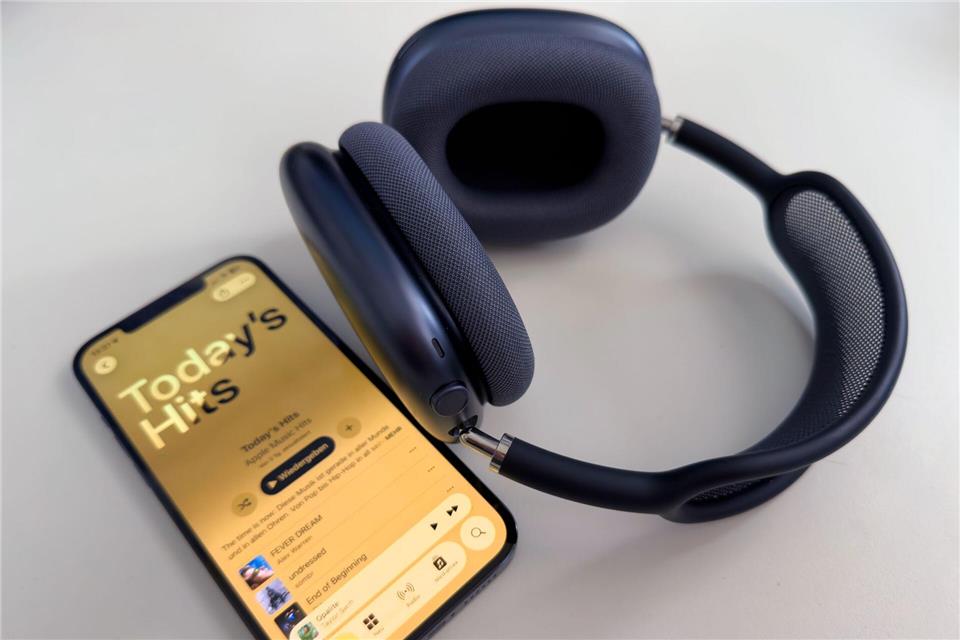 Zu den erweiterten Funktion der Airpods Max 2 gehören etwa Live-Übersetzungen, Konversationserkennung und die Möglichkeit, auf Ansagen der Sprachassistentin Siri mit Nicken oder Kopfschütteln zu reagieren. Andrej Sokolow/dpa-tmn