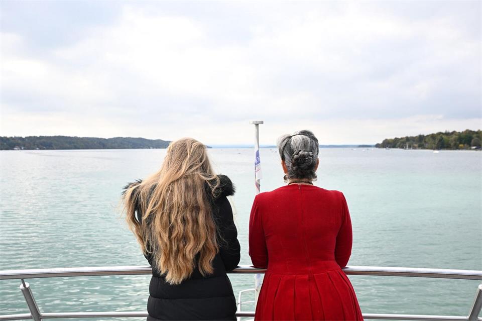 Zu den wenigen Ausflugs-Gästen zählten die Schauspielerin Irina Wanke und ihre Tochter, die Tänzerin und Choreographin Rosalie Wanka.Felix Hörhager/dpa