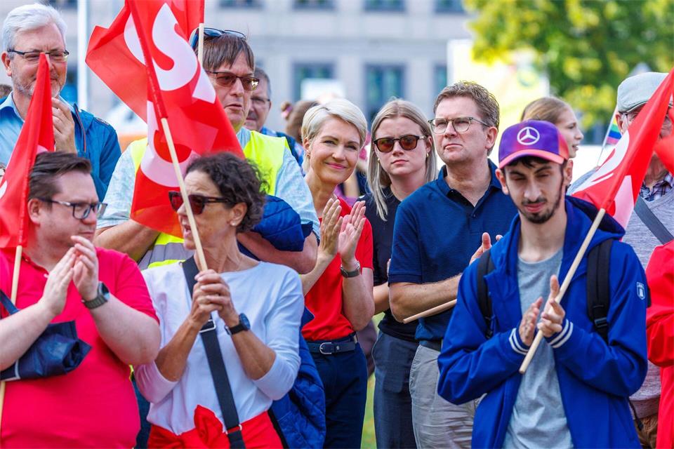 Zu der Demonstration in Schwerin kamen laut Polizei mehrere Hundert Menschen.Jens Büttner/dpa