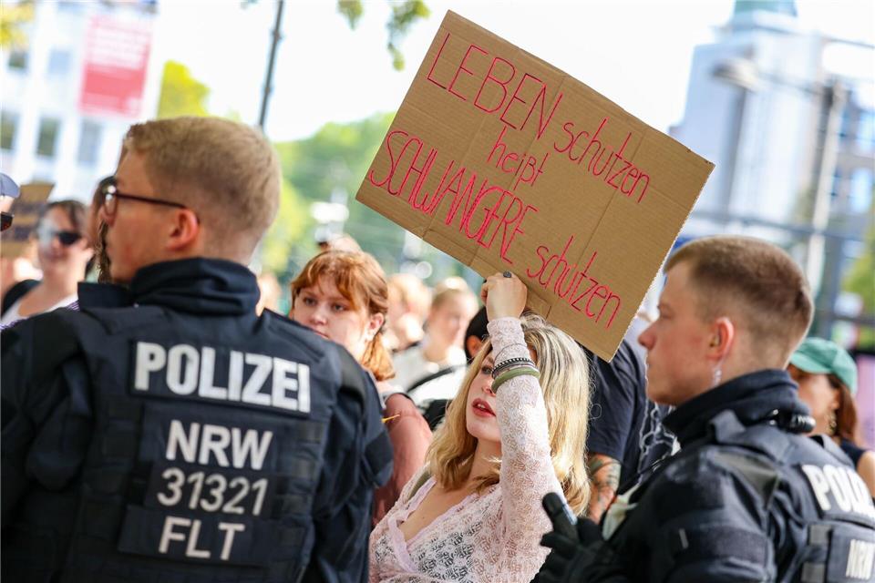 Tausende demonstrieren für und gegen Abtreibung Zu der Gegendemonstration kamen nach Einschätzung von Beobachtern deutlich mehr als die erwarteten 1.000 angemeldeten Teilnehmer.Christoph Reichwein/dpa