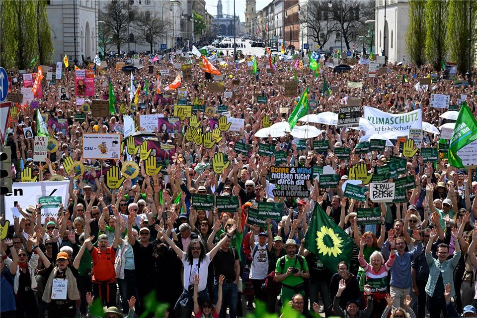 Zu der Kundgebung in München hatten der Bund Naturschutz in Bayern, Fridays For Future, Greenpeace und das Umweltinstitut München aufgerufen.Felix Hörhager/dpa