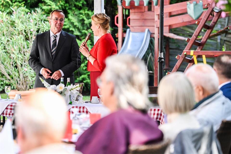 Zu der SPD-Wahlkampfveranstaltung mit Boris Pistorius und Franziska Giffey kamen etwa 100 Interessierte in den Garten eines Restaurants.Britta Pedersen/dpa