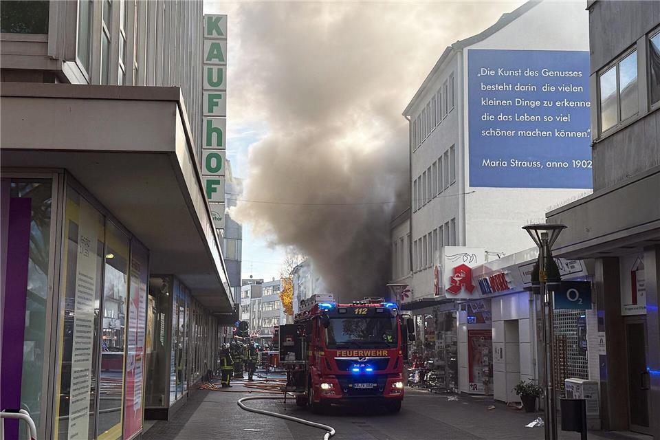Zu einem Brand in einem Geschäft in der Krefelder Innenstadt sind zahlreiche Feuerwehrleute ausgerückt. Alexander Forstreuter/dpa