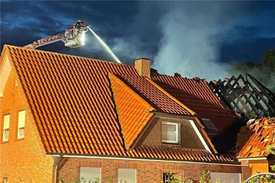 Zu einem Dachstuhlbrand wurde die Feuerwehr Legden am 1. Juli um kurz nach 3 Uhr gerufen