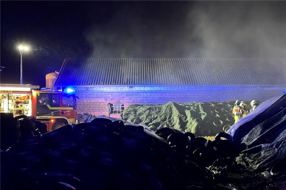 Zu einem brennenden Stall rückte die Raesfelder Feuerwehr in der Nacht von Donnerstag auf Freitag aus.