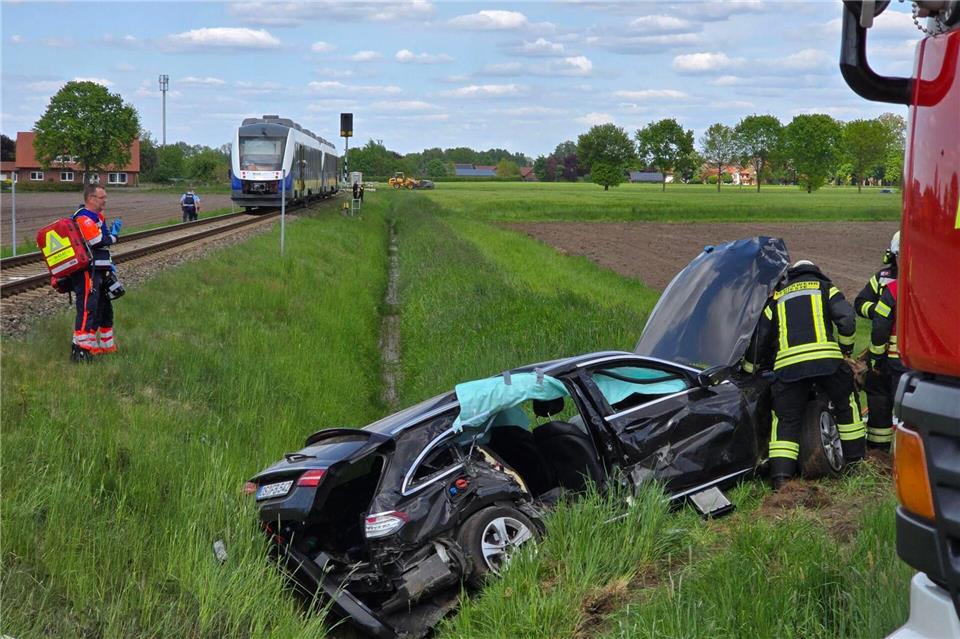 Zu einem schweren Unfall ist es an einem unbeschrankten Bahnübergang in Osnabrück gekommen.Nord-West-Media TV/dpa