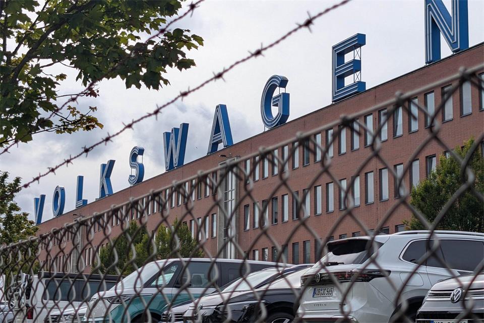 Zu einer Betriebsversammlung im VW-Werk Kassel-Baunatal kamen Tausende Beschäftigte.Stefan Rampfel/dpa