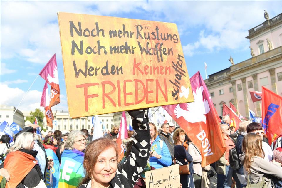 Zu einer Friedensdemo in Berlin kamen Tausende Menschen zusammen.  Paul Zinken/dpa