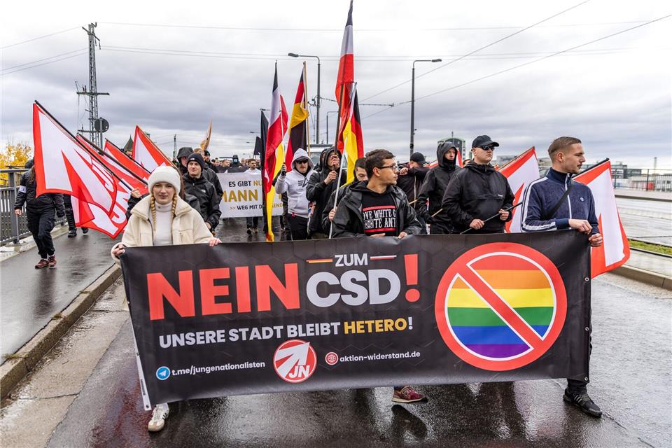 CSD in Cottbus: Hunderte feiern unter Polizeibegleitung  Zu einer Gegenversammlung aus der rechtsextremen Szene kamen laut Polizei-Schätzung um die 90 Demonstranten.Frank Hammerschmidt/dpa