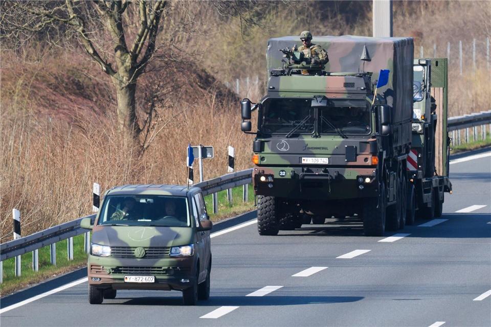 Zu einer Übung der Panzerbrigade 21 rollen mehrere Konvois der Bundeswehr am Wochenende in die Lüneburger Heide. (Archivbild)Julian Stratenschulte/dpa