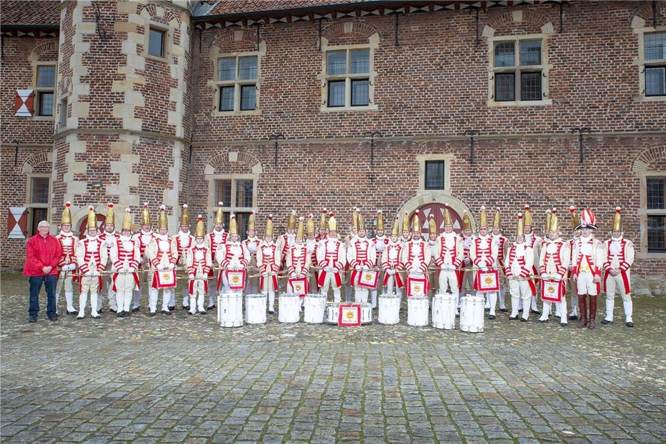 Zu einer Uniformprobe haben sich das Fanfarencorps Raesfeld getroffen und vor der Vorburg des Schlosses aufgestellt.