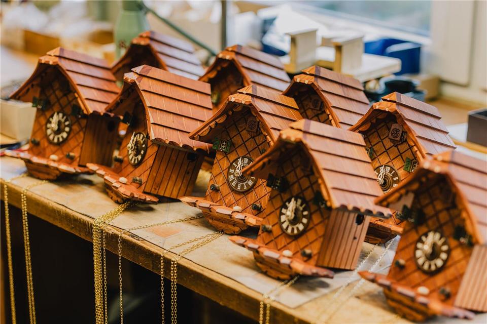 175 Jahre Kuckucksuhr - Schwarzwald-Ikone vor Wandel Zu einer traditionellen Kuckucksuhr gehören auch Gewichte. Philipp von Ditfurth/dpa