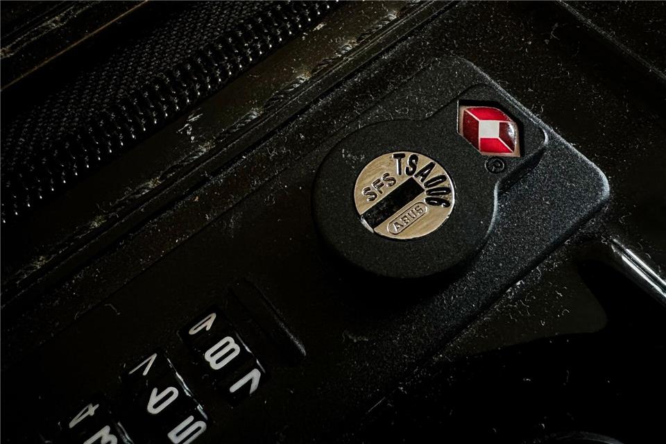 Zu erkennen am roten Rauten-Symbol: TSA-Schlösser lassen sich vom Sicherheitspersonal an vielen Flughäfen gewaltfrei öffnen - falls beim Durchleuchten des Gepäcks potenzielles Gefahrgut entdeckt wurde.Zacharie Scheurer/dpa-tmn