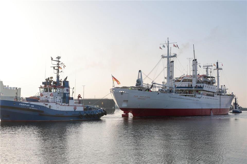 Zu ihrem Liegeplatz in der Werft wurde die „Cap San Diego“ mit Hilfe von Schleppern gebracht. Focke Strangmann/dpa