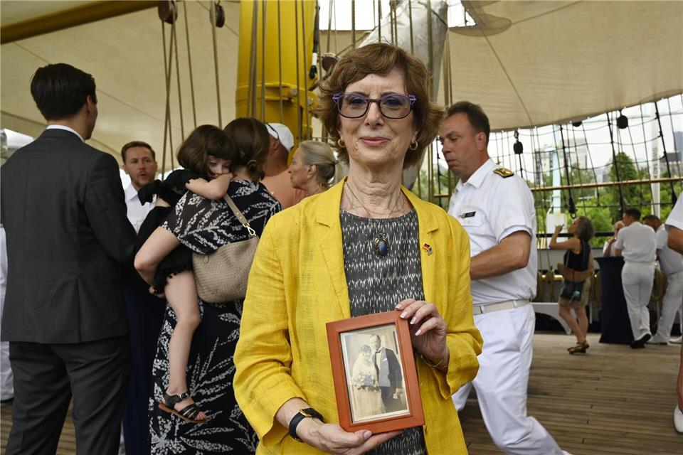 Zu ihrer Einbürgerunszeremonie bringt Carolyn Oliner ein Bild ihrer Großeltern mit, denen 1941 formell die Staatsangehörigkeit aberkannt wurde. Beide werden später in Auschwitz ermordet.Anne Pollmann/dpa