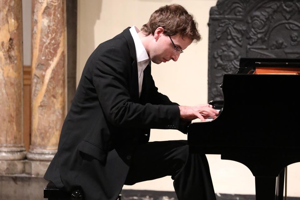 Zu lang fürs Klavier sind die Beine des 1,98-Meter-Pianisten Knut Hanßen. Sein eindrucksvolles Spiel behinderte dies aber nicht.