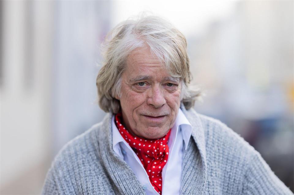 Zu laut - Helge Schneider bricht Konzert ab, kommt dann aber zurück auf die Bühne. (Archivbild) Rolf Vennenbernd/dpa