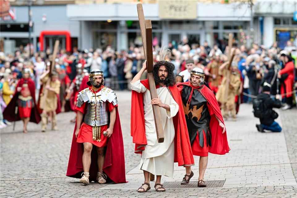 Zu sehen ist die Geschichte von der Festnahme von Jesus bis zur Kreuzigung.Uwe Anspach/dpa