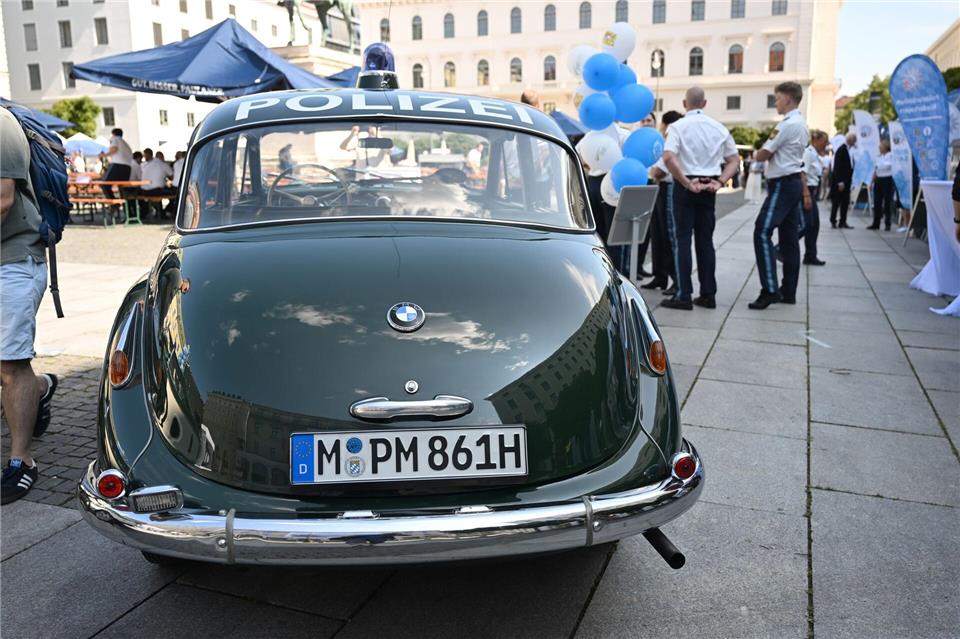 Zu sehen waren historische Polizeiwagen. Felix Hörhager/dpa