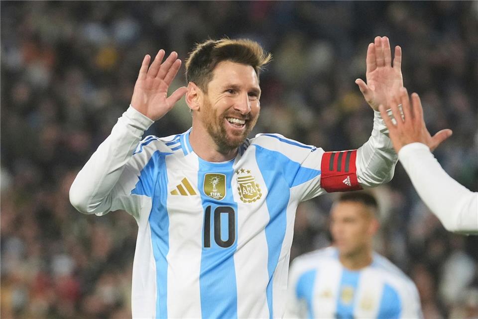 Zu seinem vermutlich letzten Pflichtspiel auf heimischem Boden trug Messi mit zwei Toren zum Sieg bei.Gustavo Garello/AP/dpa