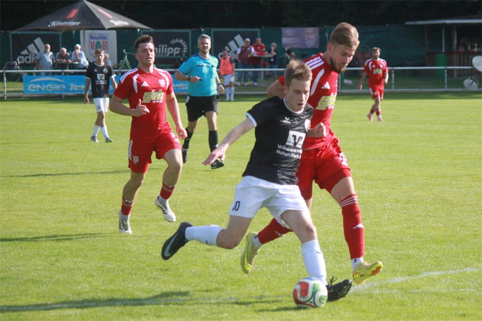 Zu selten konnten Ole Homann und der SC Reken die Abwehr des VfB Hüls unter Druck setzen.