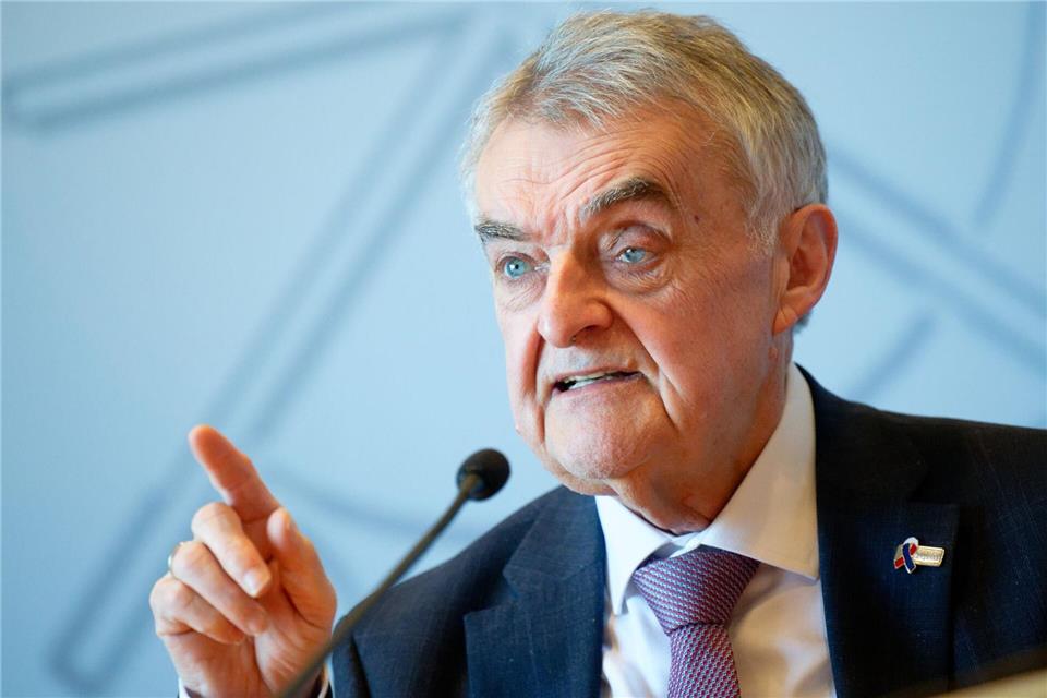 Zu sexuellen Übergriffen und „toxischer Männlichkeit“ hat Nordrhein-Westfalens Innenminister Herbert Reul (CDU) eine klare Meinung. Henning Kaiser/dpa