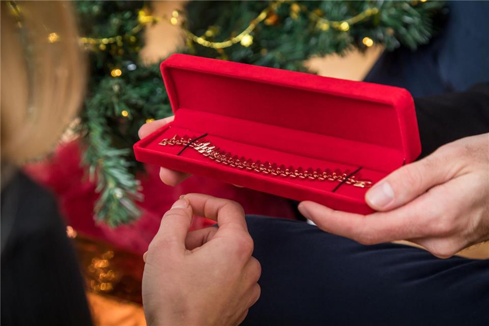 Zu teuer gibt’s nicht: An Weihnachten sitzt das Geld für Geschenke oft deutlich lockerer.picture alliance / dpa-tmn