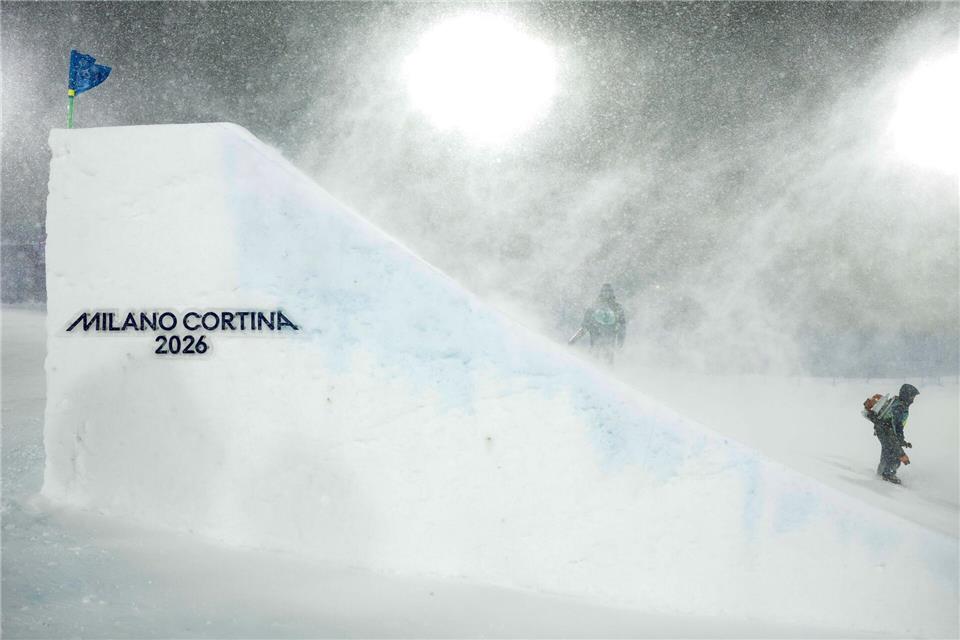 Zu viel Schnee in Livigno: Die Ski-Freestyler müssen auf ihren Aerials-Wettkampf warten.Oliver Weiken/dpa