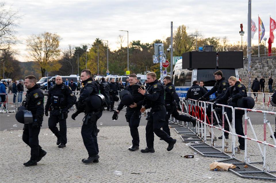 Zu viele Großeinsätze belasten nach Meinung der Gewerkschaft die Berliner Polizei. (Archiv) Christophe Gateau/dpa