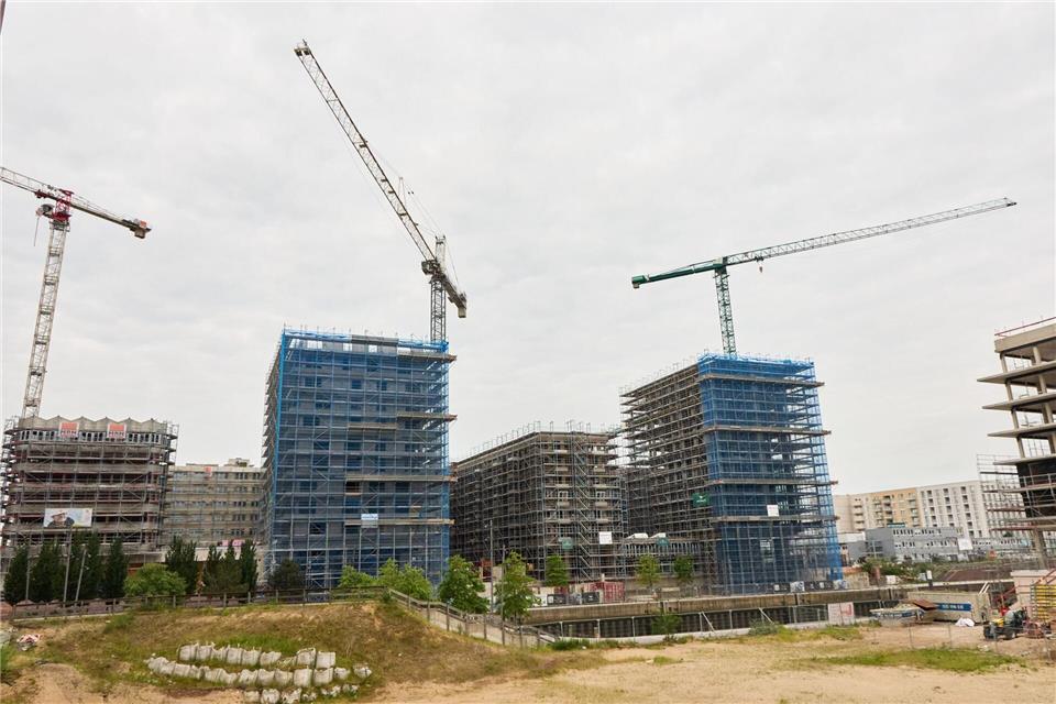 Zu viele Normen machten das Bauen in Deutschland zu kompliziert und teuer, kritisieren zwei Bauforschungsinstitute. (Archivbild)Georg Wendt/dpa